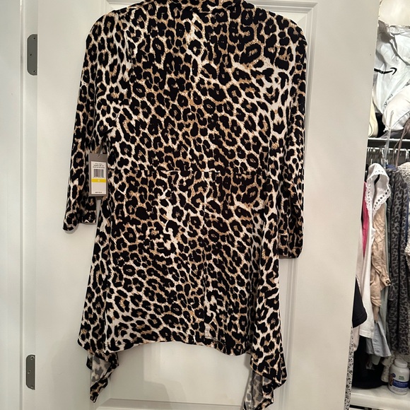 Chaus Deep v neck leopard print top size M - Picture 2 of 4